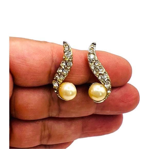 Elegant Gold and Silver Crescent Vintage Earrings with Pearls - Picture 3 of 8